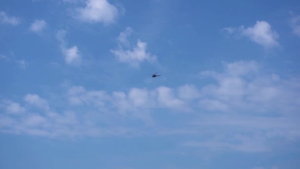 The helicopter is flying in the sky — Stock Video