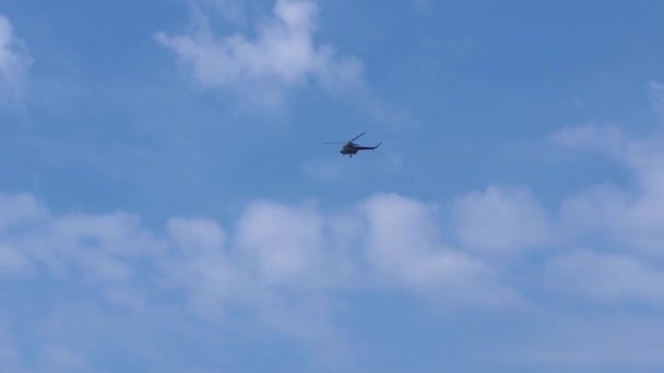 El helicóptero vuela en el cielo — Vídeo de stock