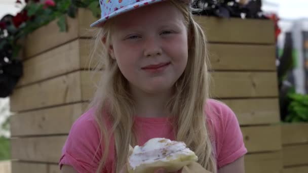 Modern yaşamın büyük bir şehirde - çocuklar dışarıda yemek — Stok video