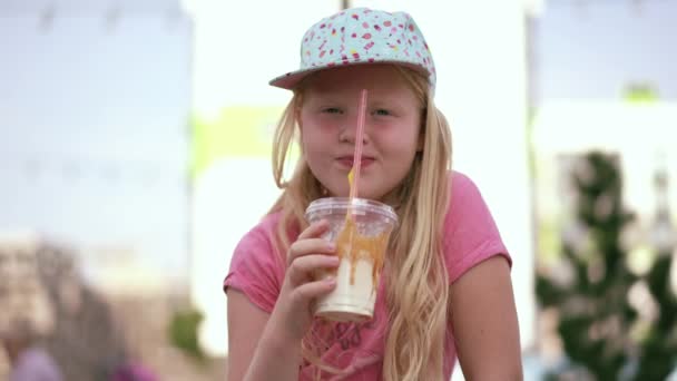 Modern life in a big city - children eat outside — Stock Video