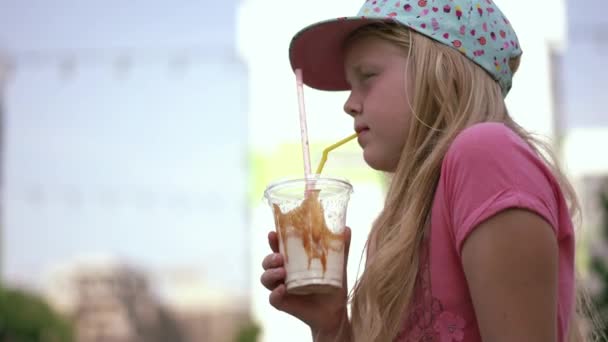 Moderne leven in een grote stad - kinderen eten buiten — Stockvideo