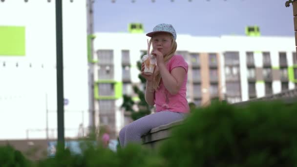 Moderna liv i en storstad - barn äter utanför — Stockvideo