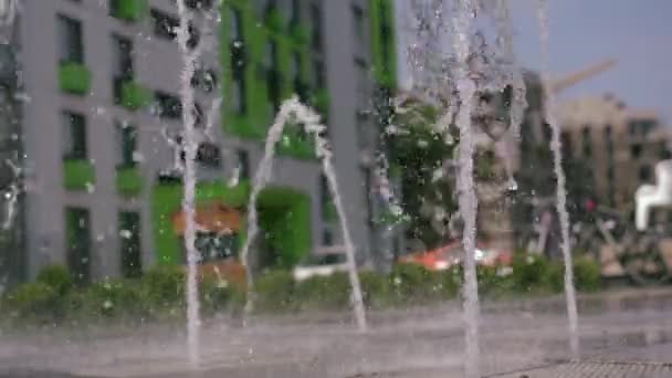 La vie moderne dans un grand monde - fontaine dans la ville — Video