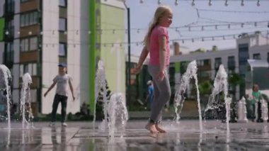 Belarus, Minsk - Ağustos 2018 - modern hayatta büyük bir dünya - çocuk sahibi şehir havuzun çalışan eğlenceli