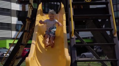 modern bir şehir - çocuklarda yaşam kız evin yanında oyun eğleniyor