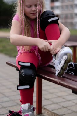 aktif yaşam tarzı modern bir şehir - tekerlekli paten stadyumda kız koyar