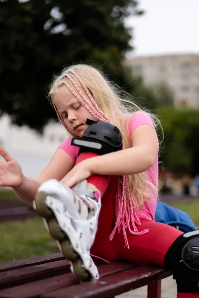 Estilo de vida activo en una ciudad moderna - chica pone en patines en el estadio —  Fotos de Stock