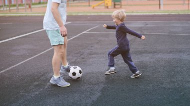 aktif yaşam tarzı modern bir şehir - küçük çocuk bir futbol topuyla stadyumda oynama