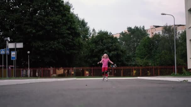Ενεργό τρόπο ζωής σε μια σύγχρονη πόλη - ενεργό τρόπο ζωής σε μια σύγχρονη πόλη - κομψό κορίτσι roller-blading σε ένα γήπεδο — Αρχείο Βίντεο