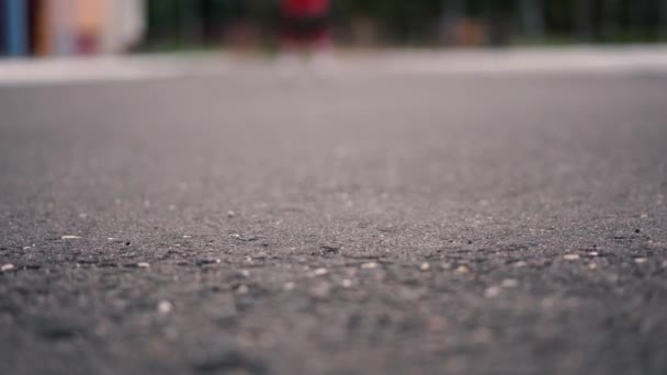 Estilo de vida ativo em uma cidade moderna - estilo de vida ativo em uma cidade moderna - menina elegante patinando em um estádio — Vídeo de Stock