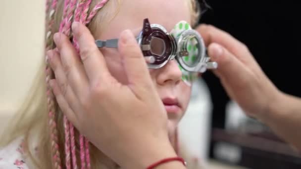 Проверка зрения. Кавказская девушка с нарушениями зрения. Медицинское лечение и реабилитация — стоковое видео