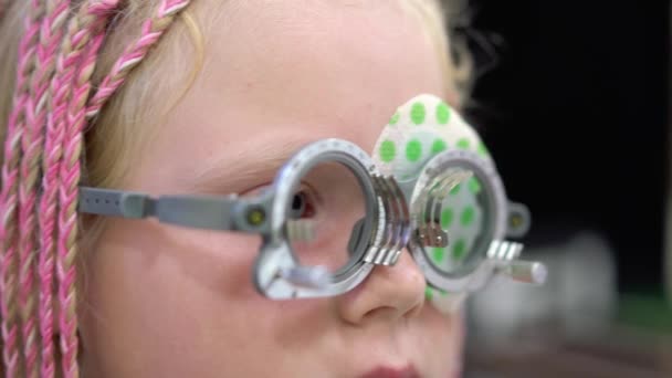 Vérification de la vue. Fille caucasienne qui ont des déficiences visuelles.Traitement médical et réadaptation — Video