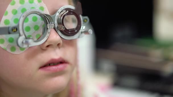 Kontrola zraku. Kavkazský dívky, která se zrakovým postižením. Léčba a rehabilitace — Stock video