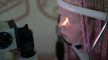 Görme onay. Görme engelli olan beyaz kız. Tıbbi tedavi ve rehabilitasyon