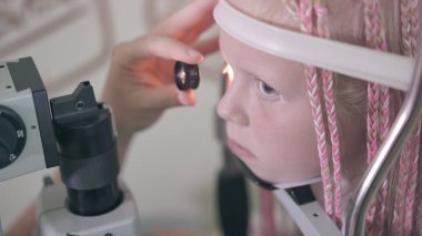 Görme onay. Görme engelli olan beyaz kız. Tıbbi tedavi ve rehabilitasyon