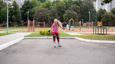 bir modern şehir - aktif yaşam tarzı modern bir şehir - şık kız silindir-blading bir stadyumda içinde aktif yaşam tarzı