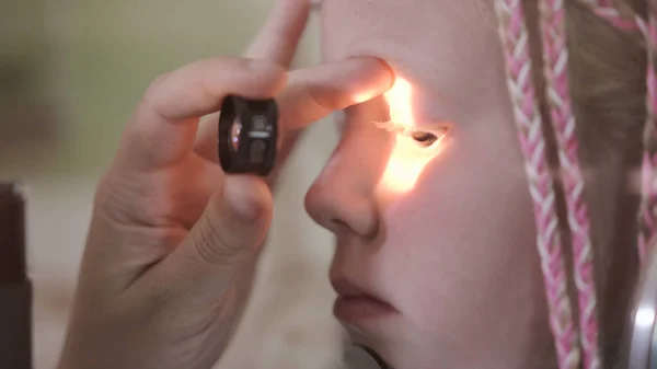 Verificação da visão. Menina caucasiana que tem deficiência de visão.Tratamento médico e reabilitação — Fotografia de Stock