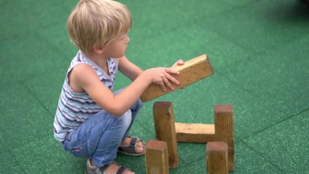 Děti hrají na moderní hřiště poblíž domy — Stock video