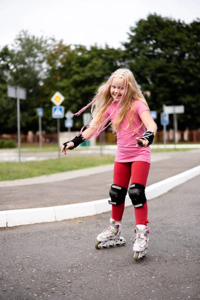 Estilo de vida activo en una ciudad moderna - estilo de vida activo en una ciudad moderna - chica elegante patinaje en un estadio — Foto de Stock