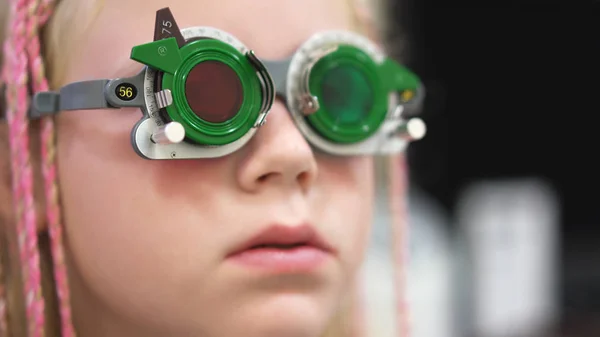 Verificação da visão. Menina caucasiana que tem deficiência de visão.Tratamento médico e reabilitação — Fotografia de Stock