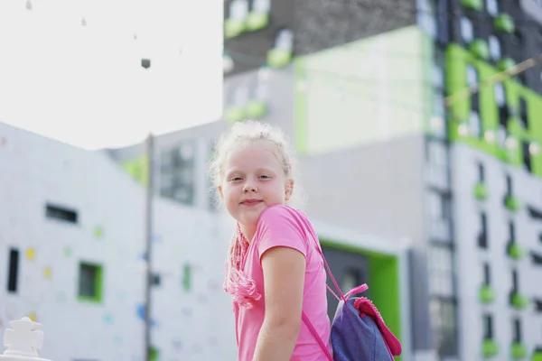 La vida en la ciudad - niña posando en la calle en una zona moderna — Foto de Stock