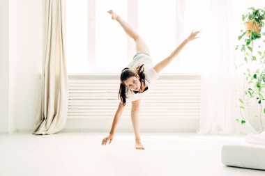 Genç güzel kız ısınma çağdaş evde yapıyor