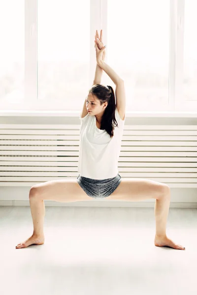 Joven hermosa chica haciendo calentamiento contemporáneo en casa — Foto de Stock