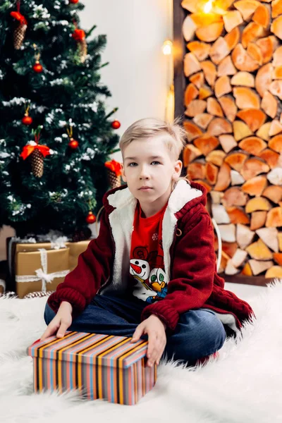 Niño regalos abiertos en el interior de Navidad —  Fotos de Stock