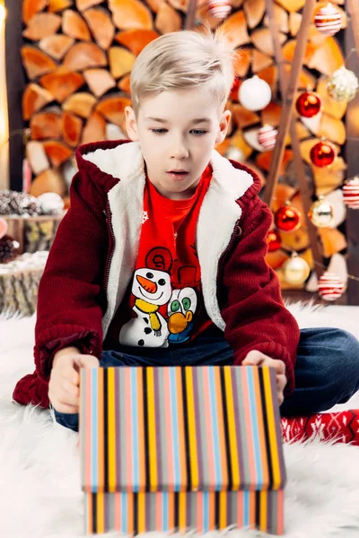 Niño regalos abiertos en el interior de Navidad —  Fotos de Stock
