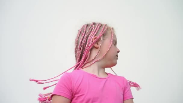 The beauty of slow motion - portrait of a beautiful light-skinned little girl of a non-standard modern appearance - with pink African plaits of zizi — Stock Video
