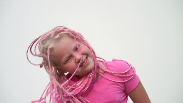 La bellezza del rallentatore - ritratto di una bella bambina dalla pelle chiara dall'aspetto moderno non standard - con trecce africane rosa di zizi — Video Stock