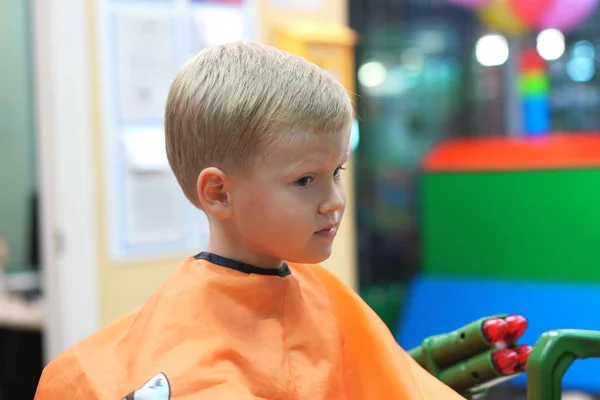 Стрижка маленького хлопчика в дитячому перукарні — стокове фото