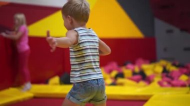 Şehirdeki modern bir çocuğun mutlu bir çocukluğu. Çocuk lunaparkta eğleniyor.
