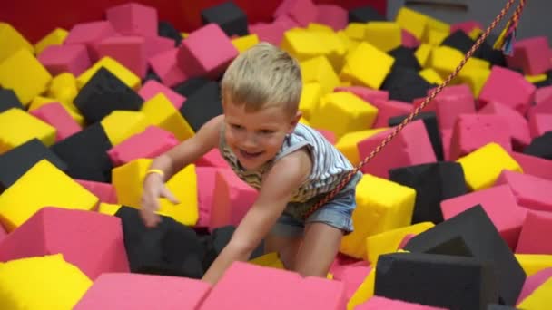 Infância feliz de uma criança moderna na cidade - o rapaz que se diverte em um parque de diversões — Vídeo de Stock