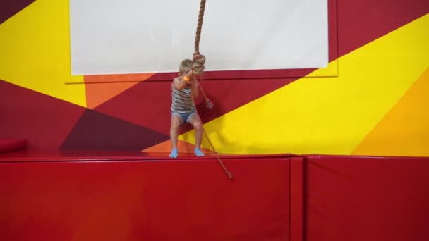 Lycklig barndom för ett modernt barn i staden - pojken har roligt i en nöjespark — Stockvideo