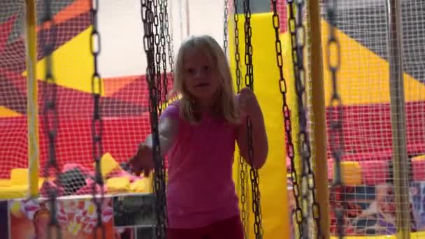 Infância feliz de uma criança moderna na cidade - a menina que se diverte em um parque de diversões — Vídeo de Stock