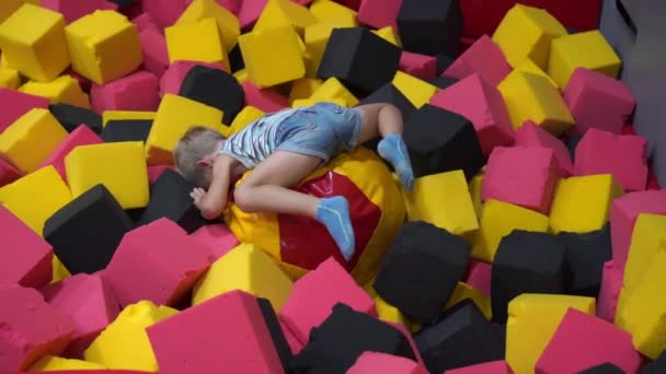 Gelukkige jeugd van een modern kind in de stad - de jongen heeft plezier in een pretpark — Stockvideo