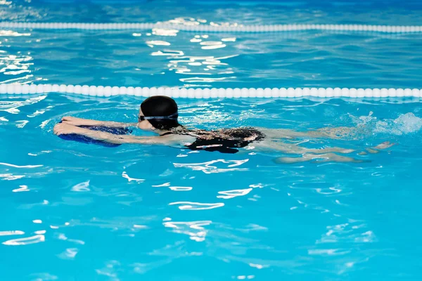 -수영장에서 어린이 위한 수영 레슨 아름 다운 공정한 피부 여자는 물에서 수영 — 스톡 사진