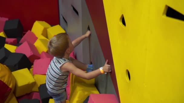 Enfance heureuse d'un enfant moderne dans la ville - le garçon s'amuser dans un parc d'attractions — Video