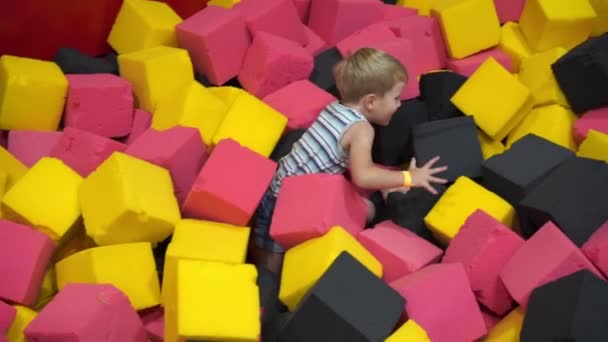 Gelukkige jeugd van een modern kind in de stad - de jongen heeft plezier in een pretpark — Stockvideo