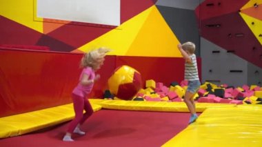 City - kız trambolin parkta atlama modern bir çocuğun mutlu çocukluk