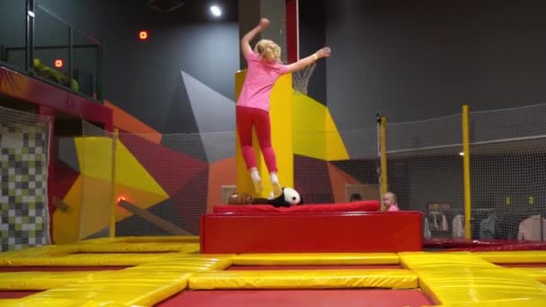 도시-트램 폴 린 공원에서 점프 하는 소녀에에서 현대 어린이의 행복 한 유년 시절 — 비디오