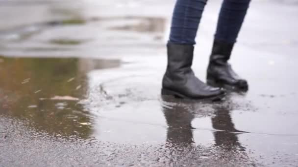 Flicka Svart Läderstövlar Snubblar Höst Pöl Regnet — Stockvideo