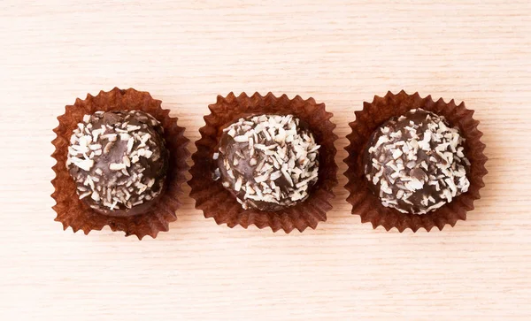 Comida laica plana - tres pasteles de chocolate con miga de coco — Foto de Stock