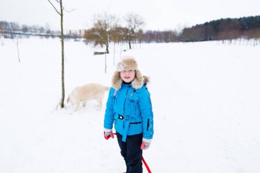Kış aktif eğlence - büyük köpeğini having fun kış kar parkta kızla