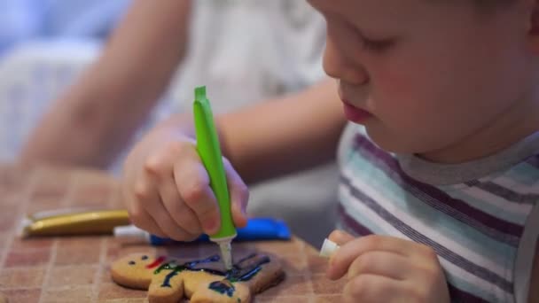 Домашнє відео - щасливі діти роблять печиво вдома на кухні — стокове відео