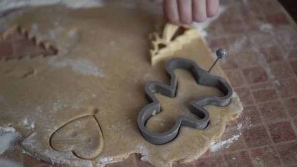 Video casero - niños felices haciendo galletas en casa en la cocina — Vídeo de stock
