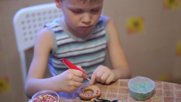 Οικιακό βίντεο - ευτυχής παιδιά κάνοντας τα cookies στο σπίτι στην κουζίνα — Αρχείο Βίντεο