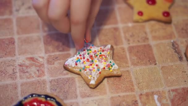 Home video - gelukkige jonge geitjes maken van cookies thuis in de keuken — Stockvideo