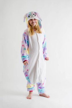 neşeli küçük çocuk pijama, mavi köpekbalığı kostüm beyaz bir arka plan üzerinde poz